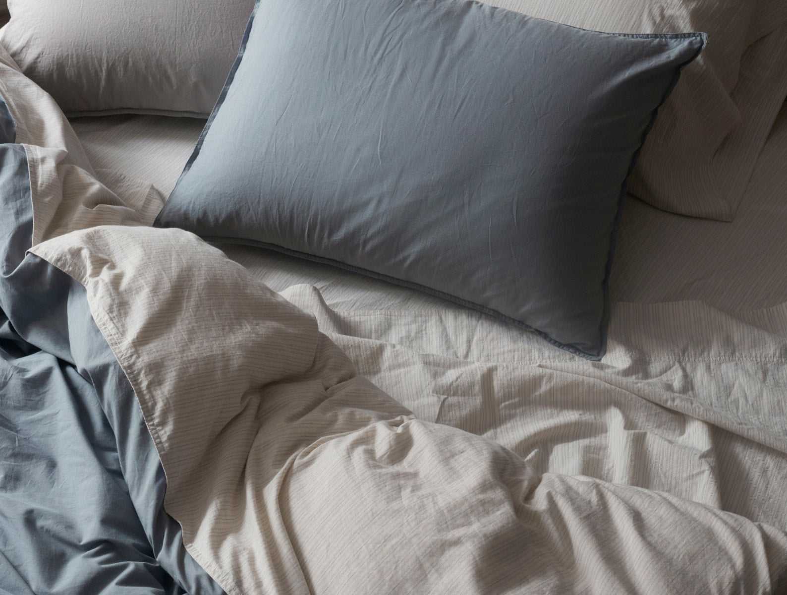 Organic Crinkled Percale™️ Duvet Cover | Steel Blue/Undyed w/Indigo-Mid Gray Reversible