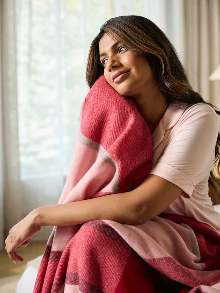 Woman sitting with pink lucca throw |Color:Pink