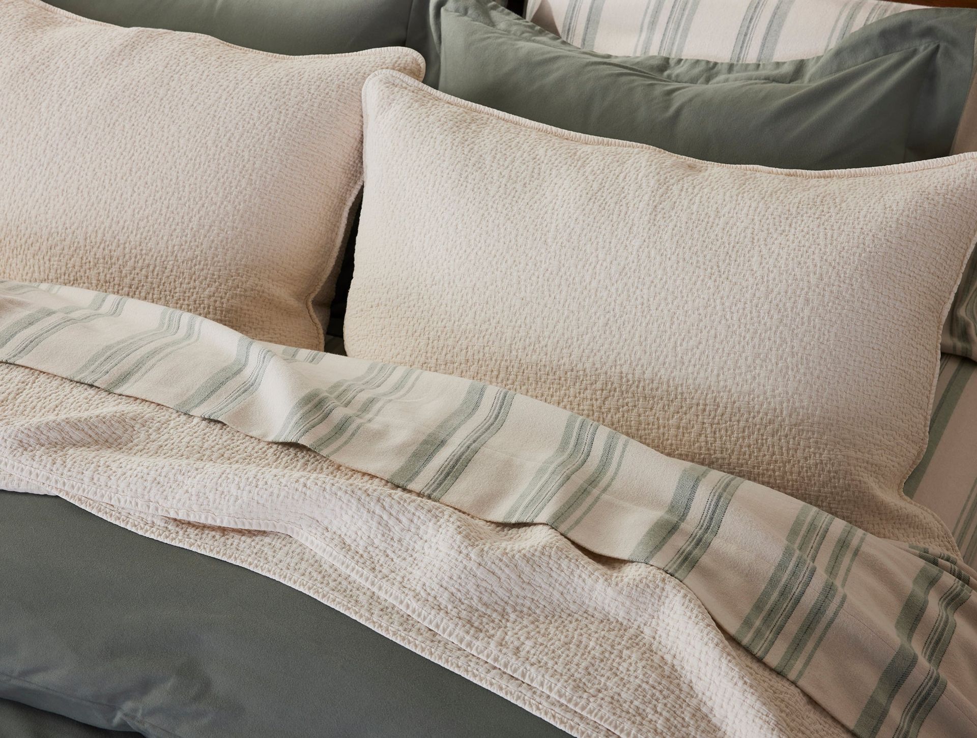 Cascade Organic Matelasse Blanket | Undyed