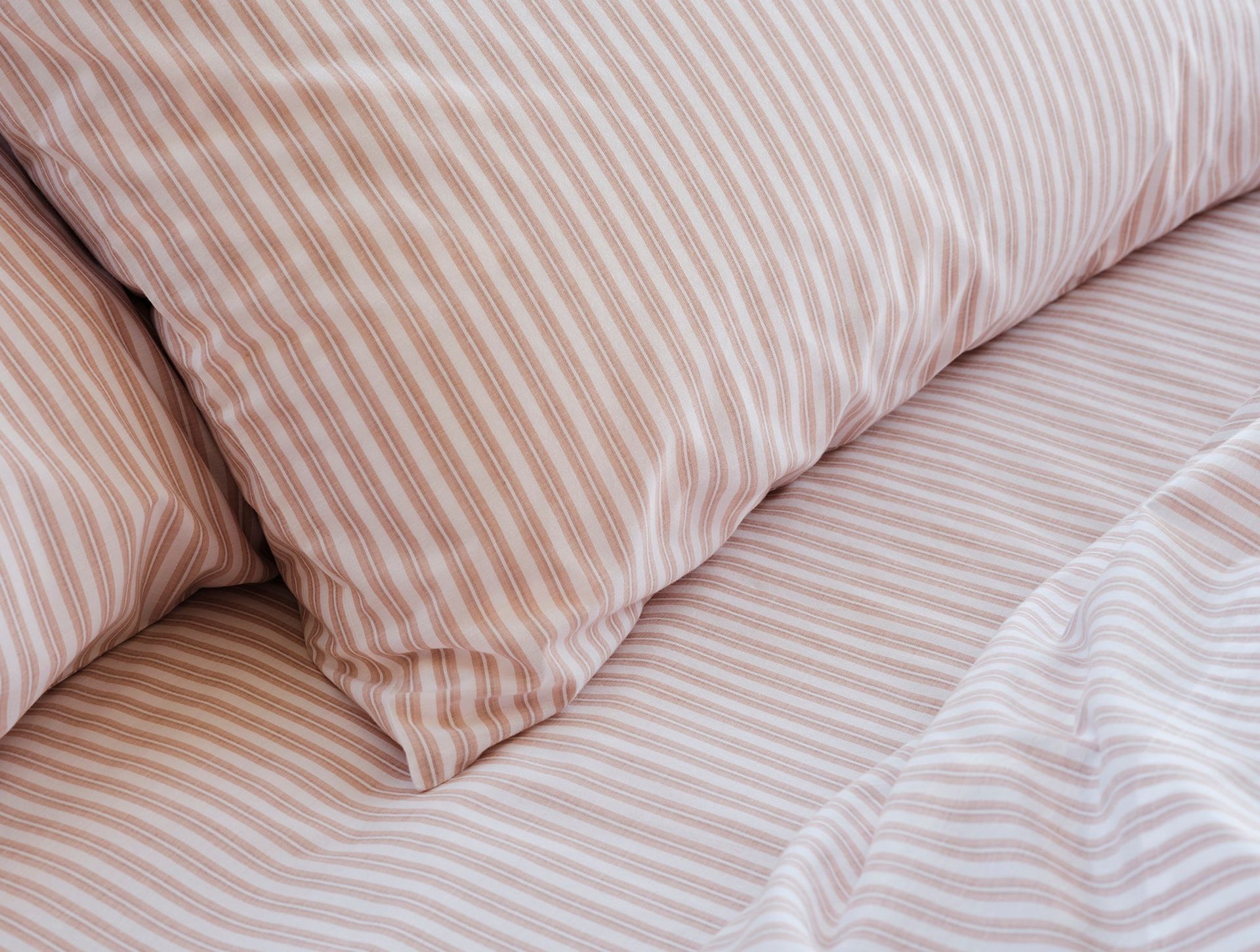 Organic Crinkled Percale™ Sheet Set - Coyuchi | Praline Stripe
