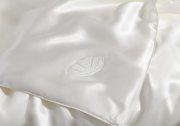 Lightweight summer silk comforter, 100% mulberry silk filling, breathable and cooling for hot weather.